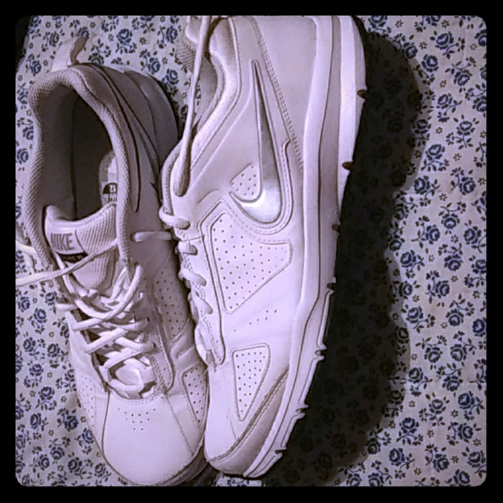 Tennis shoes